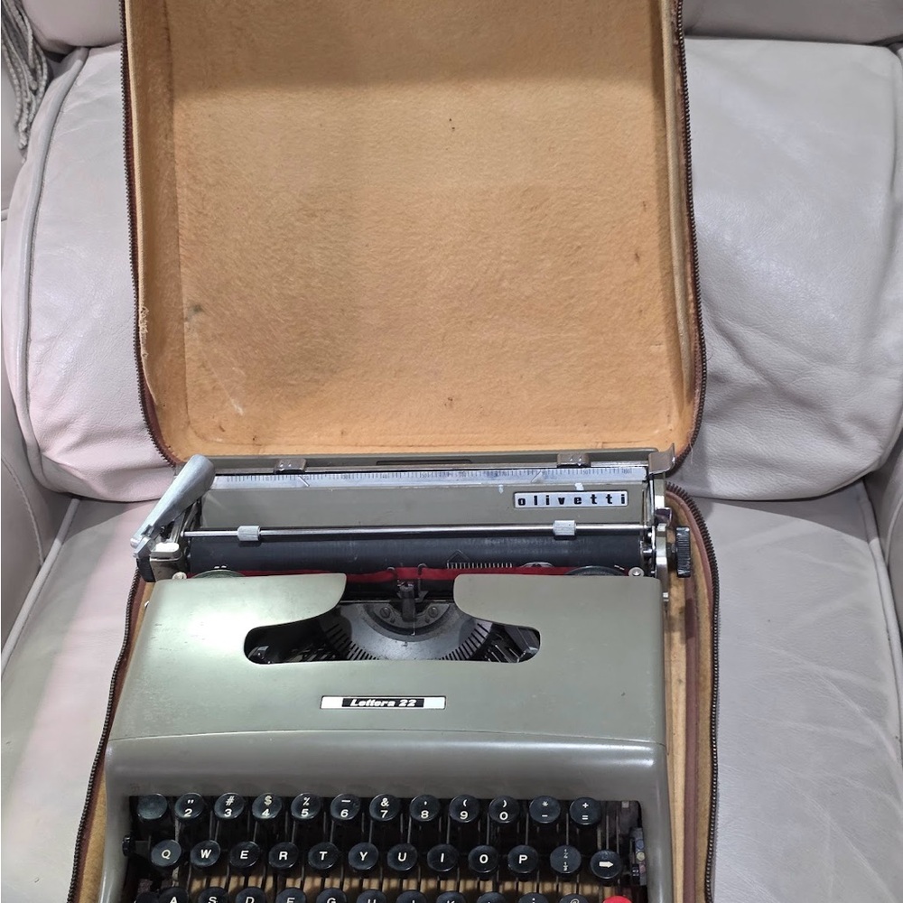 Olivetti Lettera 22 Typewriter in Gray